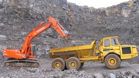 Pelle 2 et Dumper dans une carrière